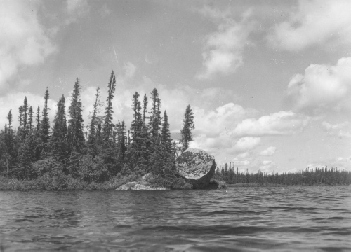Jacques Rousseau Collection - c-3262-a-I-4772 -LAC MISTASSINI, dans la baie Duhamel du Monceau, le gros boulder granitique (i.e. mista assiny) ayant donn? son nom au lac.
