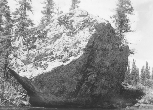 Collection Jacques Rousseau photo - c-3263-a-I-4774 -LAC MISTASSINI, dans la baie Duhamel du Monceau, le gros boulder granitique (mista assiny) ayant donn? son nom au lac.