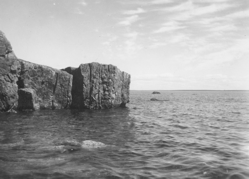 Collection Jacques Rousseau photo - c-3268-b-I-4784 -LAC MISTASSINI, premiers rochers calcaires in situ au niveau de l'eau ? l'ouest de la baie d la Kan?p?t?owapouchtikewawi. Habitat d'Arenaria stricta.