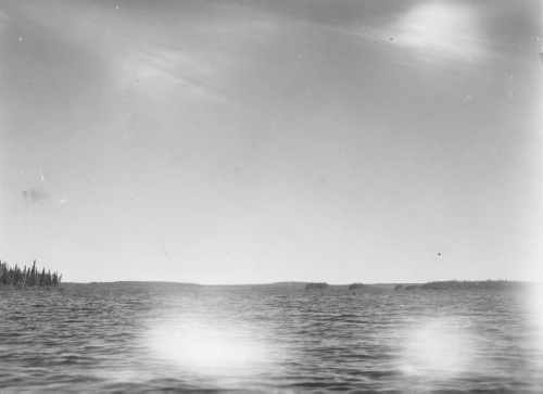 Collection Jacques Rousseau photo - c-3291-b-I-4833 -LAC MISTASSINI, panorama de la baie Coderre (dans la baie Abatagouche). De g. ? d. Ile N?m?kouch, ?lets de la baie Riou, baie Coderre.