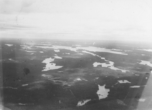 Collection Jacques Rousseau photo - c-3309-a-I-4873 -Entre le lac Mistassini et le lac St-Jean. Prob. lac File-Axe et ses deux lobes du canton Gauvin. Au centre de la photo, ? d., prob. partie nord du lac Carbonneau. Vus de l'avion ? l'est de sa course.