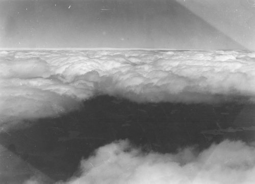 Collection Jacques Rousseau photo - c-3312-a-I-4879 -Entre le lac Mistassini et le lac St-Jean. Au-dessus des nuages quelque part entre 49 degr?s 40' lat. N. et 49 degr? 10'.