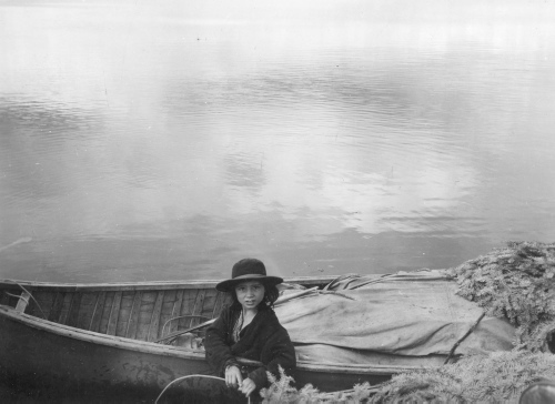 Collection Jacques Rousseau photo - c-3371-c-I-4988 -Lac Mistassini, baie du Poste. Arriv?e des territoires de chasse. Meli Shikapio.