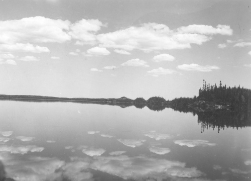 Collection Jacques Rousseau photo - c-3375-c-I-4998 -Lac Mistassini. Presqu'?le Ayikwapit. Mirage.
