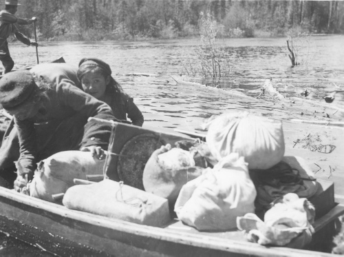 Collection Jacques Rousseau photo - c-3383-b-I-5019 -Lac Mistassini. D?part en canot de la famille Salomon.
