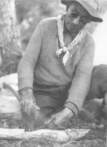 Collection Jacques Rousseau photo - c-3384-c-I-5024 -Lac Mistassini. Camp d'Ayikwapit. Jos. Metawishish hachant son tabac ? la hache.