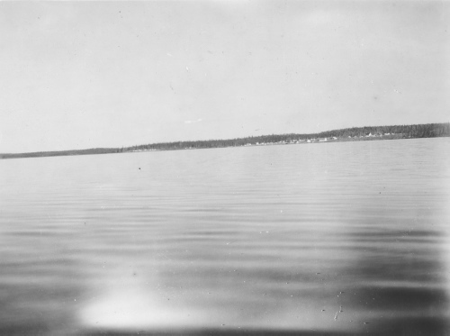 Collection Jacques Rousseau photo - c-3388-b-I-5032 -Lac Mistassini. Poste vu de la baie.
