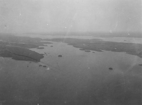 Collection Jacques Rousseau photo - c-3416-a-I-5099 -Lac Mistassini. Baie Kwichipatamowasow. (au centre) ?le Wachkwi (au premier plan ? gauche) et baie Abatagouche au fond.
