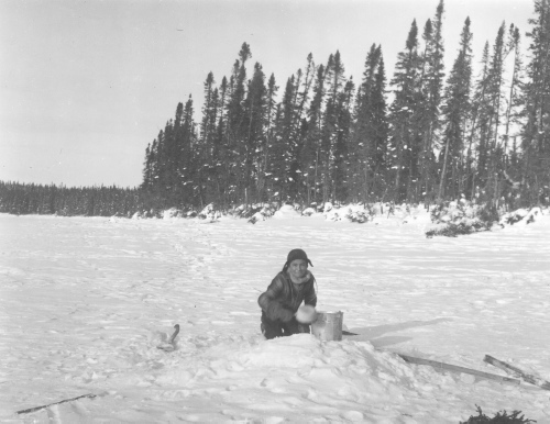 Collection Jacques Rousseau photo - c-3577-a-I-5439 -Lac Mistassini, campement de la Takwa. Prise de l'eau dans un trou dans la glace.