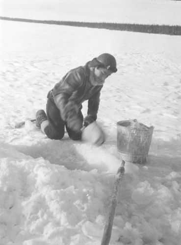 Collection Jacques Rousseau photo - c-3577-b-I-5440 -Lac Mistassini, campement de la Takwa. Prise de l'eau dans un trou dans la glace.