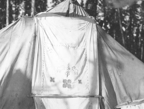 Jacques Rousseau Collection - c-3580-b-I-5447 -Lac Mistassini, campement de la Takwa. Porte de tente d'Emma Coom.