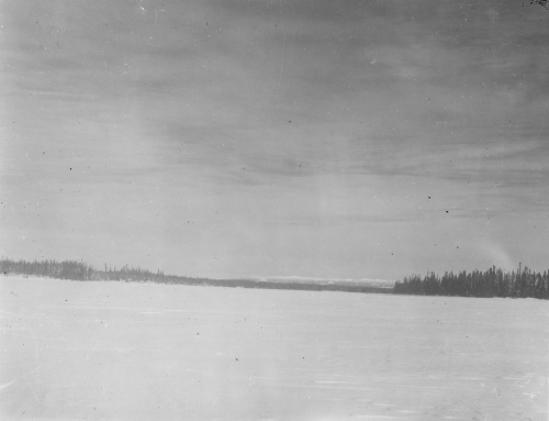 Collection Jacques Rousseau photo - c-3613-b-I-5515 -Lac Mistassini, campement de la Takwa. Ilot des Squelettes. (? droite) et mont Takwa (? gauche).