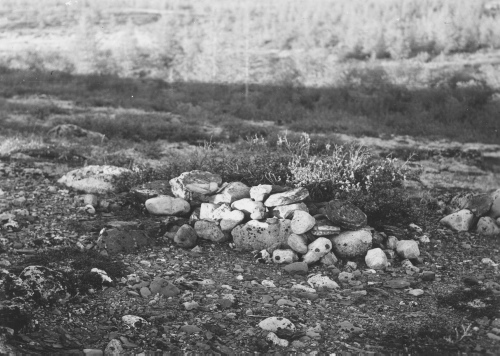 Collection Jacques Rousseau photo - c-3637-a-I-5564 -Fort-Chimo, ancien cimeti?re eskimo.