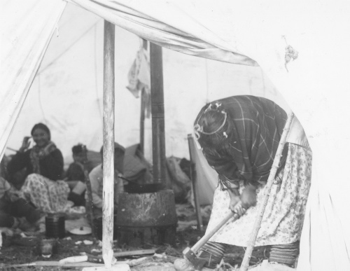Jacques Rousseau Collection - c-3648-b-I-5588 -Rivi?re Koksoak, pr?s de l'a?roport de Fort-Chimo, campement temporaire des Indiens de Fort-Mackenzie. Dans la tente.
