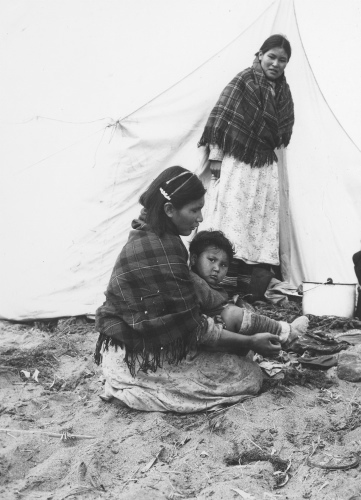 Jacques Rousseau Collection - c-3651-a-I-5593 -Rivi?re Koksoak, pr?s de l'a?roport de Fort-Chimo, campement temporaire des Indiens de Fort-Mackenzie.