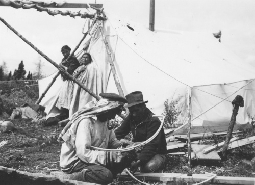 Jacques Rousseau Collection - c-3652-b-I-5596 -Rivi?re Koksoak, pr?s de l'a?roport de Fort-Chimo, campement temporaire des Indiens de Fort-Mackenzie. Fabrication de varangues de canot.
