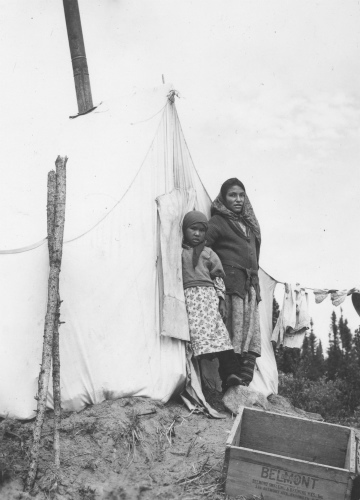 Jacques Rousseau Collection - c-3653-b-I-5598 -Rivi?re Koksoak, pr?s de l'a?roport de Fort-Chimo, campement temporaire des Indiens de Fort-Mackenzie.