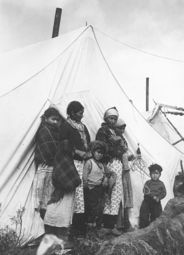 Collection Jacques Rousseau photo - c-3654-a-I-5599 -Rivi?re Koksoak, pr?s de l'a?roport de Fort-Chimo, campement temporaire des Indiens de Fort-Mackenzie.