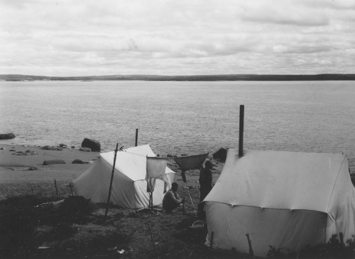 Collection Jacques Rousseau photo - c-3654-b-I-5600 -Rivi?re Koksoak, pr?s de l'a?roport de Fort-Chimo, campement temporaire des Indiens de Fort-Mackenzie.