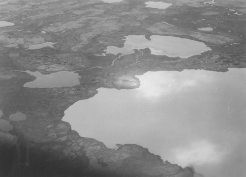 Jacques Rousseau Collection - c-3666-a-I-5624 -Ungava Occidental. Un lac laiteux ? droite et un lac clair ? gauche. Vue a?rienne.
