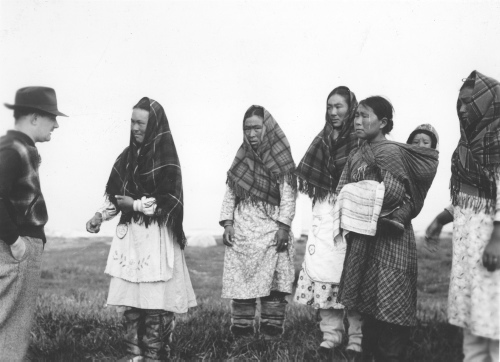 Collection Jacques Rousseau photo - c-3676-a-I-5645 -Poste de Povugnituk. M. Tolboom g?rant du poste de la H.B.C. et femmes eskimo.