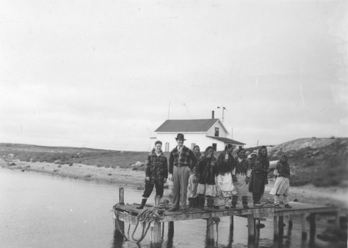 Collection Jacques Rousseau photo - c-3678-b-I-5650 -Sur le quai du poste de Povugnituk, M. et Mme Tolboom et la population eskimo, lors du d?part.