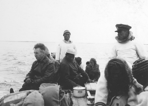 Collection Jacques Rousseau photo - c-3679-a-I-5651 -Sur le bateau entre le poste de Povugnituk et l'embouchure de la Kogaluk.