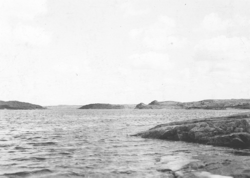 Jacques Rousseau Collection - c-3696-b-I-5686 -Un lac de la Kogaluk, entre la treizi?me et la quatorzi?me chute ? environ 66 milles de la baie d'Hudson.