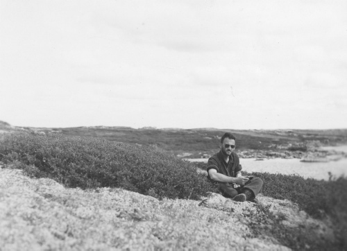 Collection Jacques Rousseau photo - c-3698-a-I-5689 -Betula glandulosa et Pierre Gadbois, ? la quatorzi?me chute de la Kogaluk ? environ 68 milles de la baie d'Hudson.