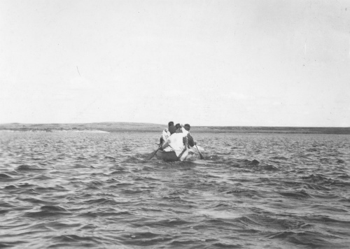Collection Jacques Rousseau photo - c-3699-a-I-5691 -En canot sur la Kogaluk, ? environ 75 milles de la baie d'Hudson, entre la dix-septi?me et la dix-huiti?me chute.