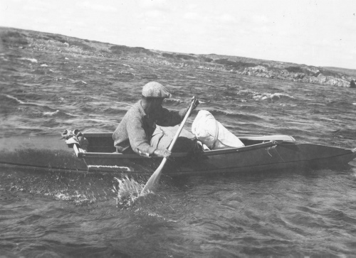 Jacques Rousseau Collection - c-3699-b-I-5692 -En canot sur la Kogaluk, ? environ 75 milles de la baie d'Hudson, entre la dix-septi?me et la dix-huiti?me chute.