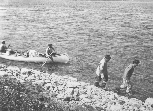 Jacques Rousseau Collection - c-3699-c-I-5693 -En canot sur la Kogaluk, ? environ 75 milles de la baie d'Hudson, entre la dix-septi?me et la dix-huiti?me chute.