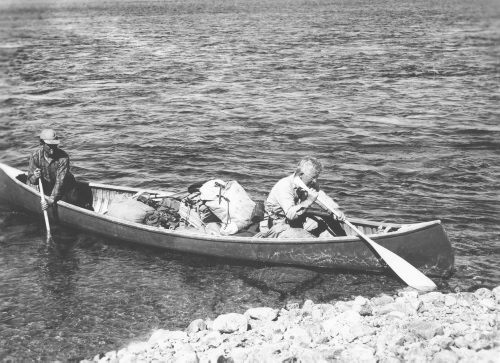 Jacques Rousseau Collection - c-3700-b-I-5695 -En canot sur la Kogaluk, ? environ 75 milles de la baie d'Hudson, entre la dix-septi?me et la dix-huiti?me chute.