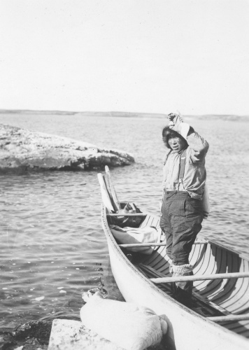 Jacques Rousseau Collection - c-3704-b-I-5703 -Ishara, au rapide en amont du lac Iglulukch, ? environ 82 milles de la baie d'Hudson.