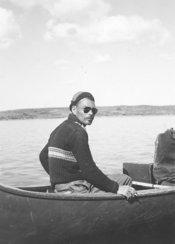 Jacques Rousseau Collection - c-3706-a-I-5706 -En canot sur le lac Tashwak, ? la source de la rivi?re Kogaluk, ? environ 95 milles de la baie d'Hudson.