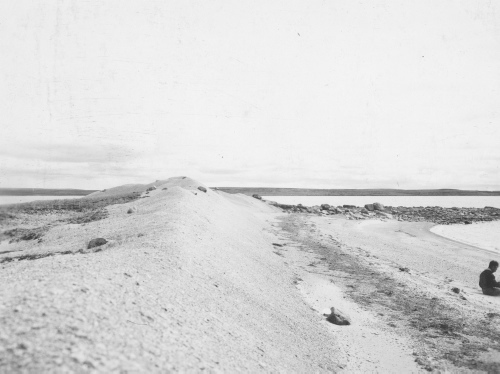 Collection Jacques Rousseau photo - c-3725-a-I-5749 -Dune sablonneuse, lac Payne, lobe de l'est, vers 73 degr?s 35' long. W. et 59 degr?s 21' lat. N.