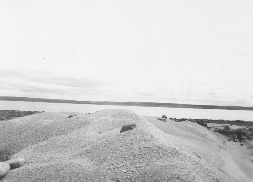 Collection Jacques Rousseau photo - c-3725-b-I-5750 -Dune sablonneuse, lac Payne, lobe de l'est, vers 73 degr?s 35' long. W. et 59 degr?s 21' lat. N.