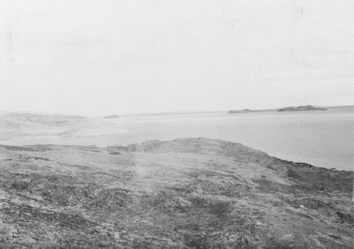 Collection Jacques Rousseau photo - c-3755-c-I-5813 -Poste de Payne Bay, vers 70 degr?s 1' long. W. Petite baie ? l'ouest du Poste.