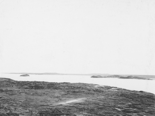 Collection Jacques Rousseau photo - c-3759-b-I-5821 -Estuaire de la Payne, vers 70 degr?s 1' W., vu de la colline ? l'est du poste. (Regardant vers le sud-ouest).