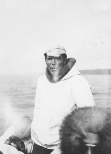 Collection Jacques Rousseau photo - c-3780-a-I-5862 -Dans l'estuaire de la Payne, sur le bateau, apr?s le d?part du poste. Capitaine eskimo.