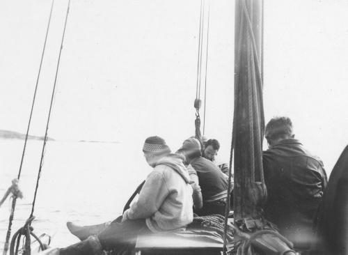 Collection Jacques Rousseau photo - c-3781-c-I-5866 -Dans l'estuaire de la Payne, sur le bateau, apr?s le d?part du poste. Le mousse, Indiens, Gadbois, Aubert.