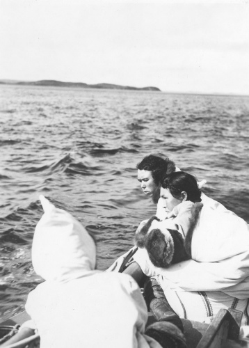 Collection Jacques Rousseau photo - c-3783-a-I-5869 -Dans l'estuaire de la Payne, sur le bateau, apr?s le d?part du poste. Eskimo.