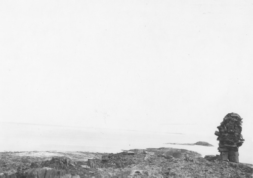 Collection Jacques Rousseau photo - c-3791-b-I-5889 -Baie Kayak, dans l'estuaire de la Payne, vers 69 degr?s 41' long. W. Cairn sur la colline ferreuse.