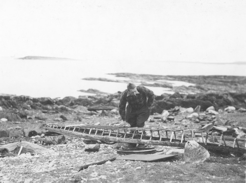 Collection Jacques Rousseau photo - c-3793-b-I-5893 -Baie Kayak, dans l'estuaire de la Payne, vers 69 degr?s 41' long. W. Au campement eskimo. Squelette de kayak et Michea.