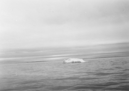 Collection Jacques Rousseau photo - c-3798-b-I-5903 -Dans la baie d'Ungava. Iceberg.