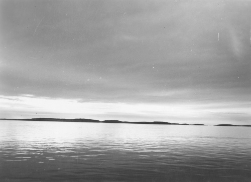 Collection Jacques Rousseau photo - c-3799-a-I-5904 -Aupr?s des Iles Gyrfalcon, dans la baie d'Ungava. D?part au lever du soleil.
