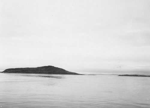 Jacques Rousseau Collection - c-3799-b-I-5905 -Aupr?s des Iles Gyrfalcon, dans la baie d'Ungava. D?part au lever du soleil.