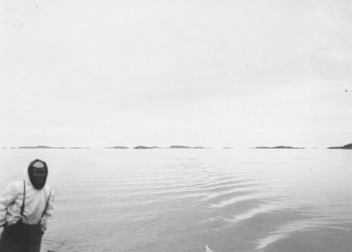 Collection Jacques Rousseau photo - c-3800-a-I-5906 -Aupr?s des Iles Gyrfalcon, dans la baie d'Ungava. D?part au lever du soleil.