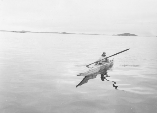 Jacques Rousseau Collection - c-3800-b-I-5907 -Dans la baie d'Ungava, pr?s de l'embouchure de la rivi?re aux Feuilles. Le mousse Papi en kayak, Ɩ h. a.m.).