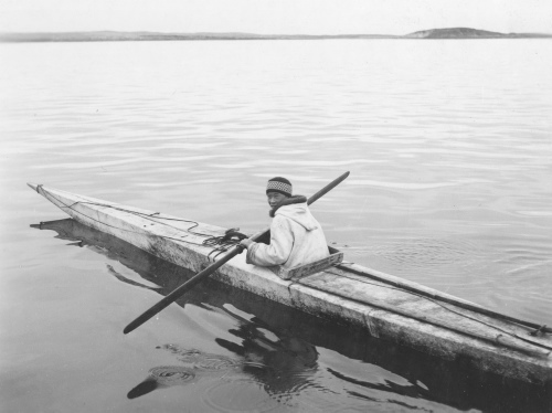 Collection Jacques Rousseau photo - c-3801-a-I-5908 -Dans la baie d'Ungava, pr?s de l'embouchure de la rivi?re aux Feuilles. Le mousse Papi en kayak, Ɩ h. a.m.).